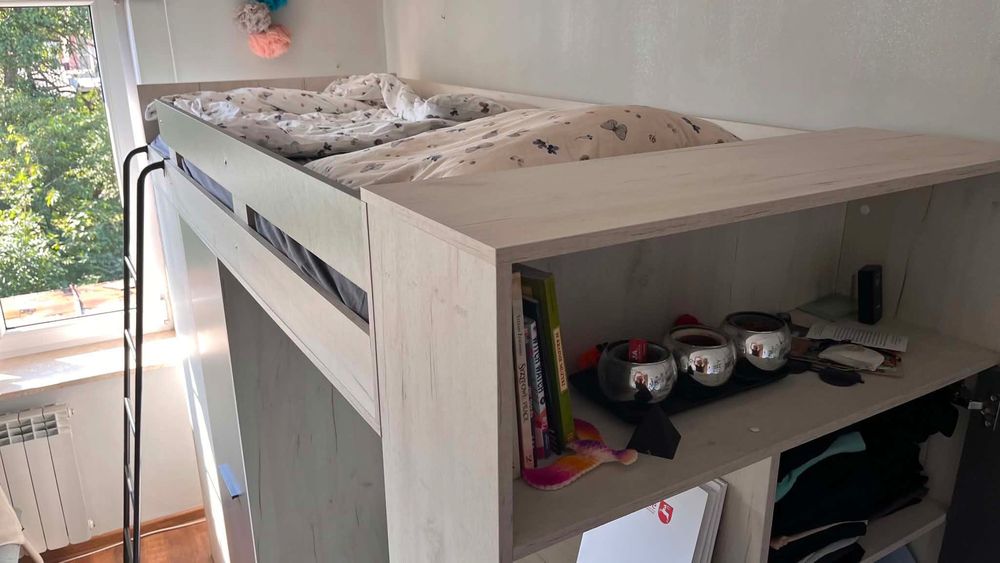 Łóżko młodzieżowe na antresoli z garderoba i biurkiem