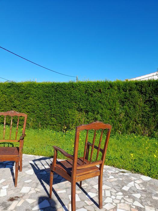 Cadeiras Antigas Restauradas – Madeira Maciça (Conjunto de 2)