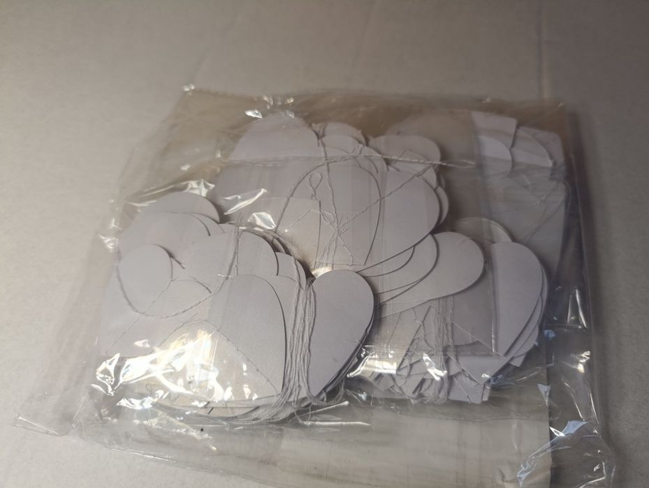 біла паперова гірлянда у формі сердечок