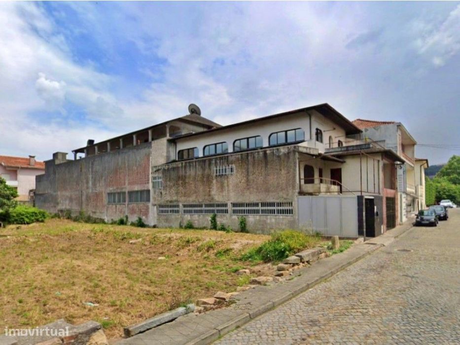 2 habitações T3 e 2 espaços comerciais