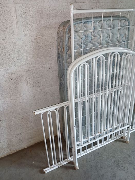 Berço metálico para criança, estrado e colchão, medidas:126/63/100alt