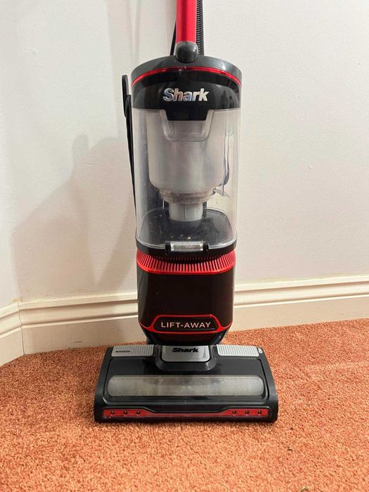 Пылесос вертикальный известного бренда Shark Англия