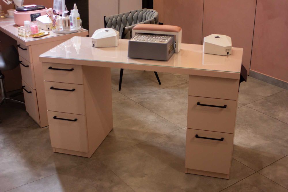 Sprzedam dwa biurka do manicure