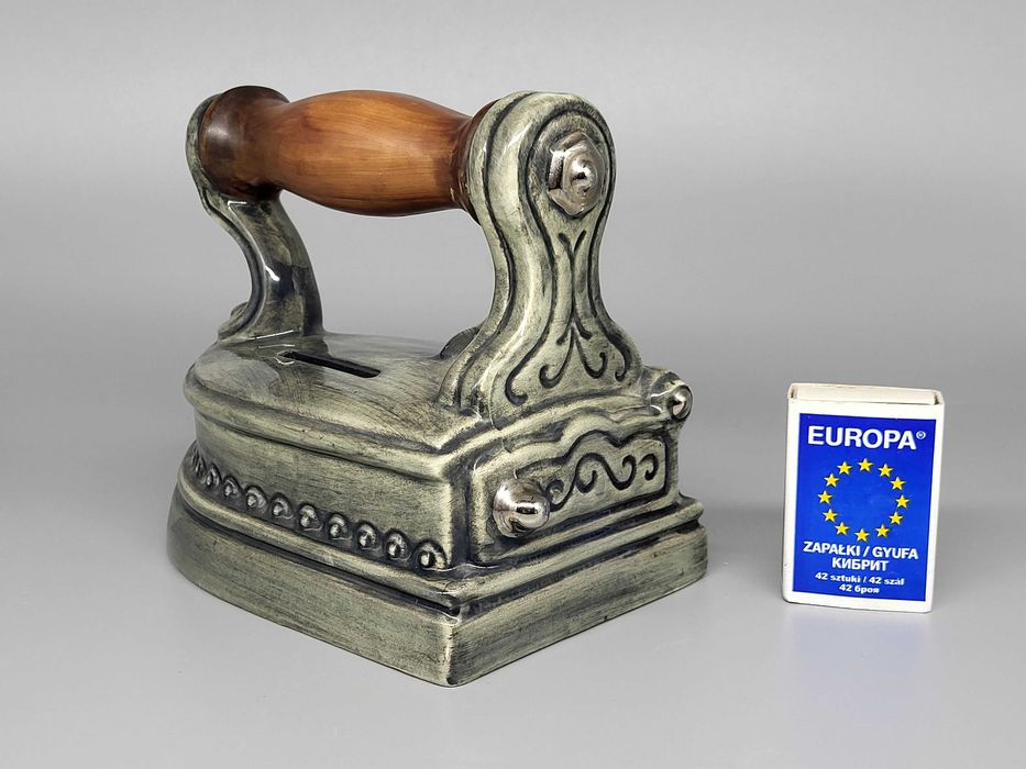 Żelazko skarbonka figurka ceramiczne Goebel Germany