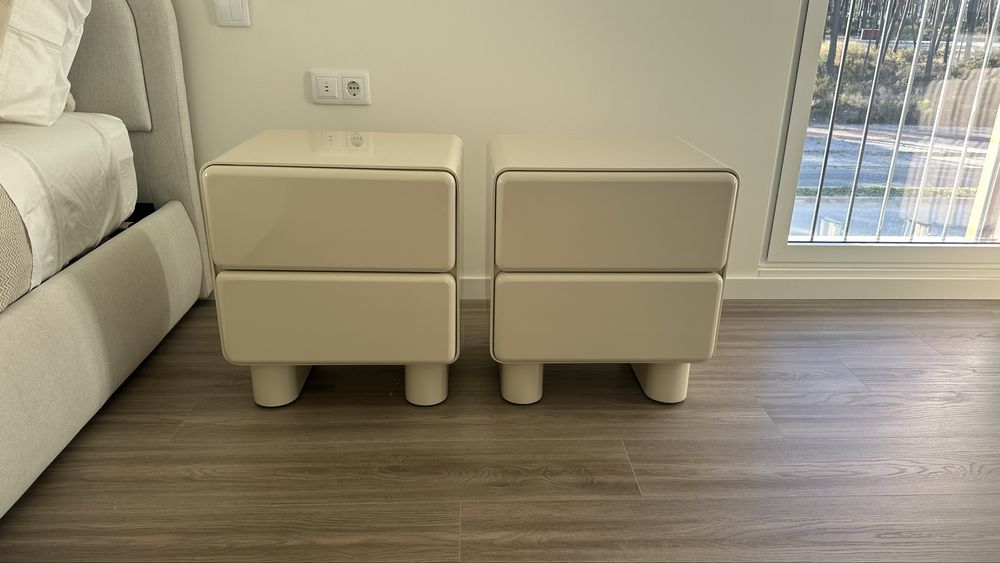 Conjunto duas mesas de cabeceira