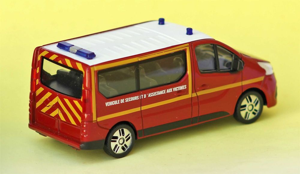 Miniatura Renault Trafic Ambulância VSAV Bombeiros 1/43 Mondo Motors