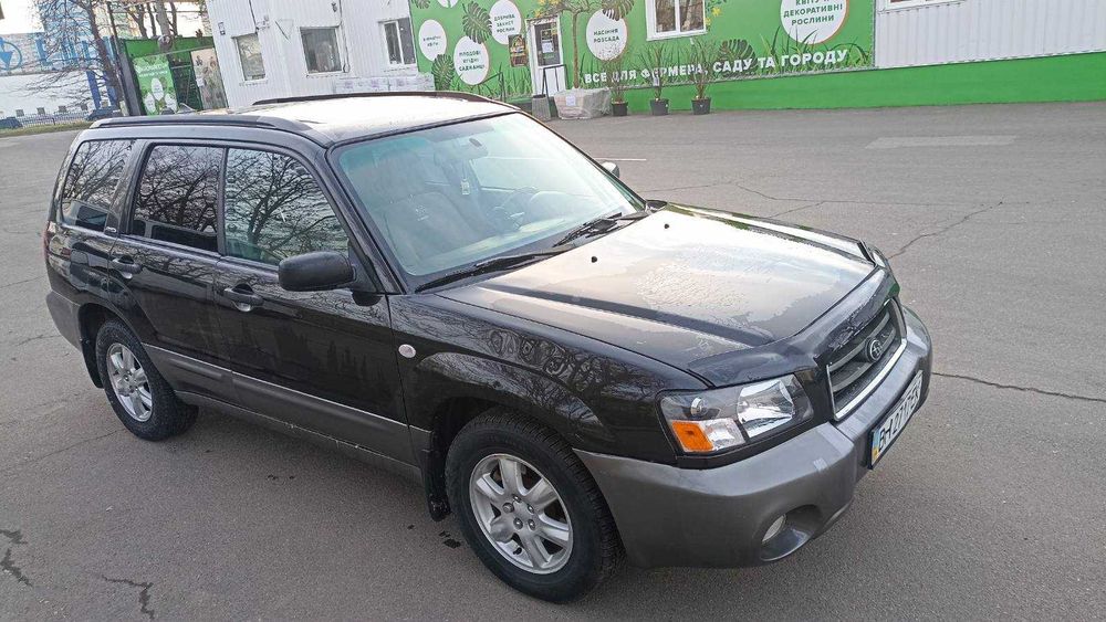 Subaru Forester 2003 року в відмінному стані. Автомобіль оснащений автоматичною коробкою передач, двигун 2.0 л, газ/бензин. Повний привід забезпечує впевнену їзду за будь-яких умов. Машина доглянута, технічно справна, вкладень не потребує. Салон чистий, кузов у хорошому стані. Документи в порядку, готовий до переоформлення.