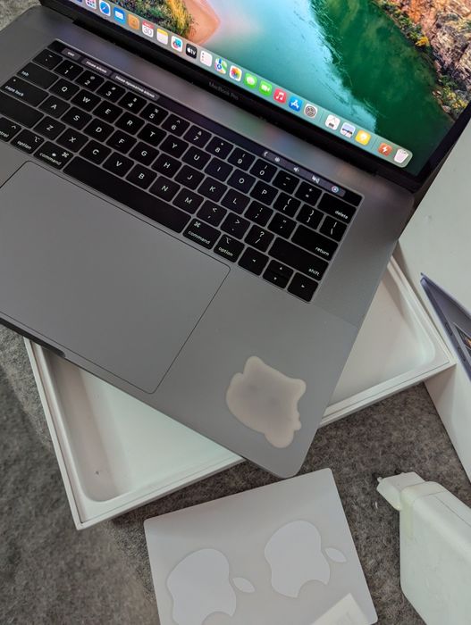 MacBook Pro 15" (2019) — i7 / 16GB / 250GB SSD / Radeon Pro 555X