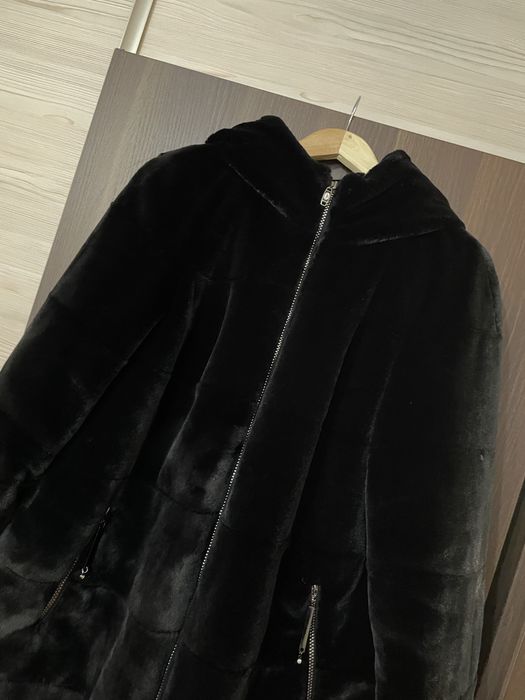 Жіноча шуба чорного кольору