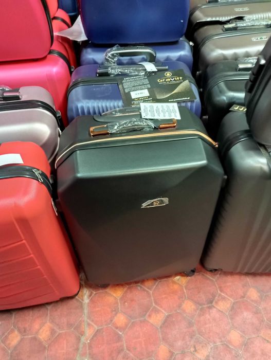 walizka mała kabinowa z twardego materiału na 4 kołach podrózna