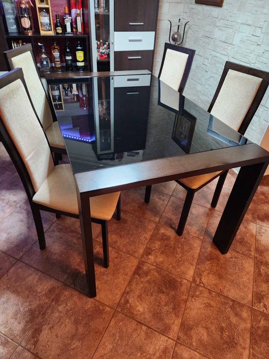 Conjunto de mesa e 6 cadeiras