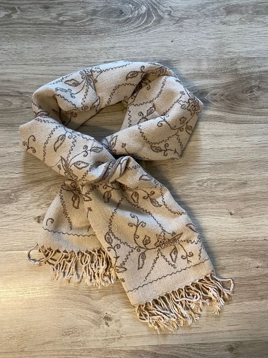 Szal z frędzlami 145x 70 cm