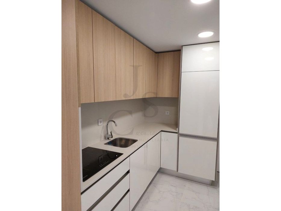 Excelente apartamento T2+1, situado a apenas dois minutos da estaçã... — Mafamude E Vilar Do Paraíso, Porto