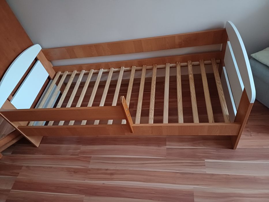 Sprzedam łóżeczko dziecięce drewniane .