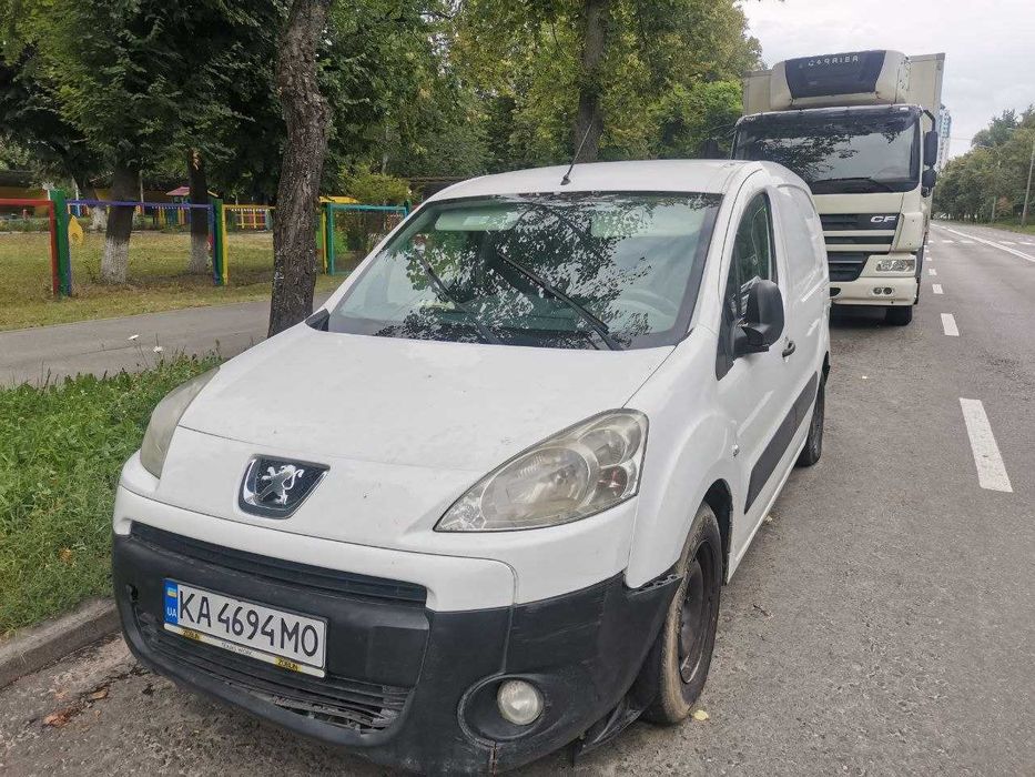 Продам Peugeot Partner 2011 року випуску (дизель 1.6 HDi, вантажний фургон) під відновлення або на запчастини.