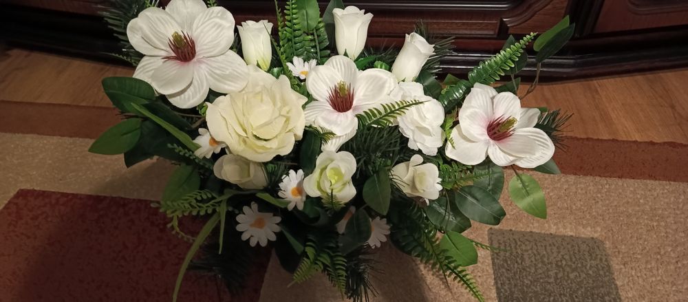 Kompozycja stroik na grób cmentarz kwiaty róże