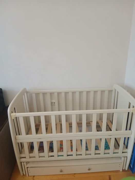 Дитяче ліжечко з маятниками