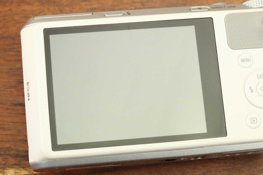 Câmara Samsung WB350F, 21x ‘zoom’, Wi-Fi e Tela sensível ao toque