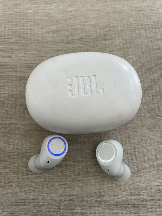 Auriculares JBL brancos