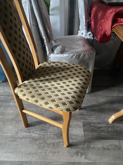 Stól 6 krzeseł w komplecie  z sukienkami