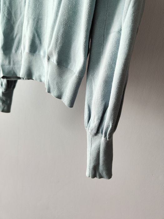 Sweter niebieski wiązany pod szyję dekolt w serek