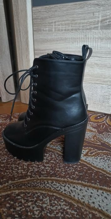 Buty na koturnie ala skórkowe