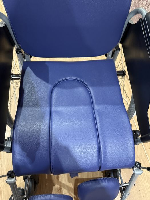 Спнітарний візок ( Інвалідний візок)Vermeiren 9300