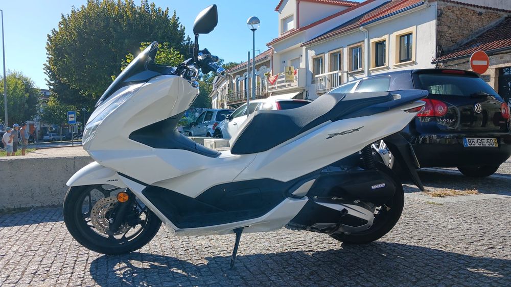 Vendo moto PCx 2023 , com 13 mil km , as revisões feita na Honda, moto de mulher .Como nova