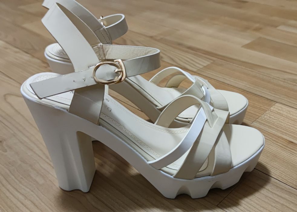 Продам босоніжки