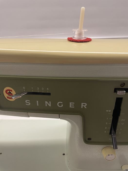 Máquina de costura SINGER em ferro, a funcionar!