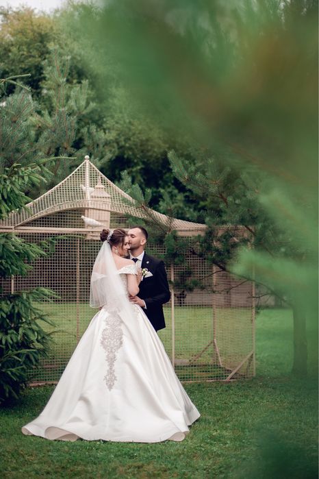 Розкішна весільна сукня