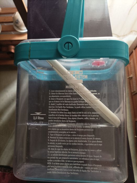 Recipiente desinfetante de biberões