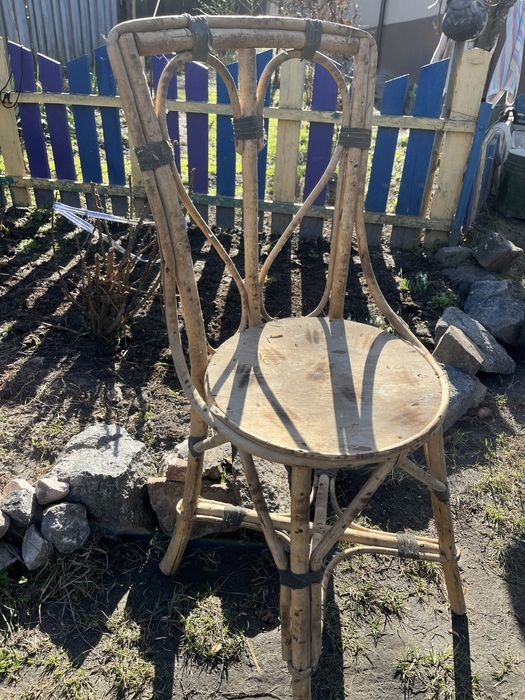 Старинний стілець з дерева
