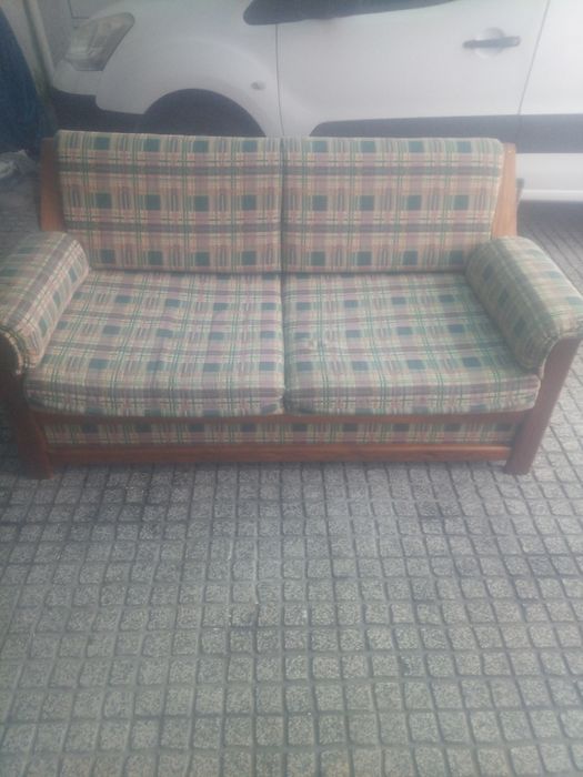 Canapé  muito antigo em madeira maciça sai o tecido todo para lavar e