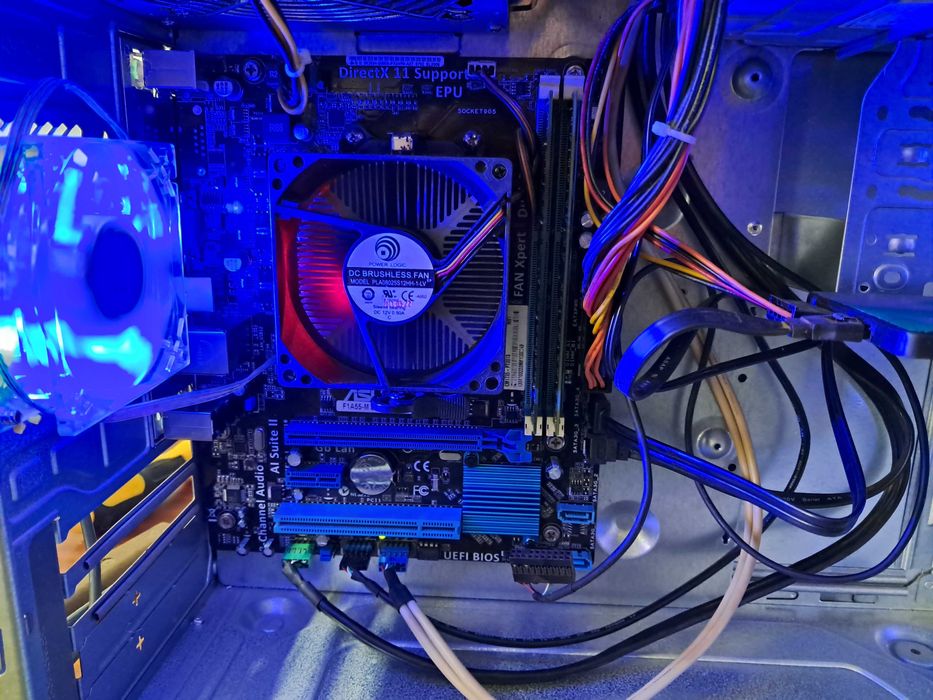 Pc (8GB de Ram e SSD de 480 GB) com board e caixa Asus e LINUX MINT