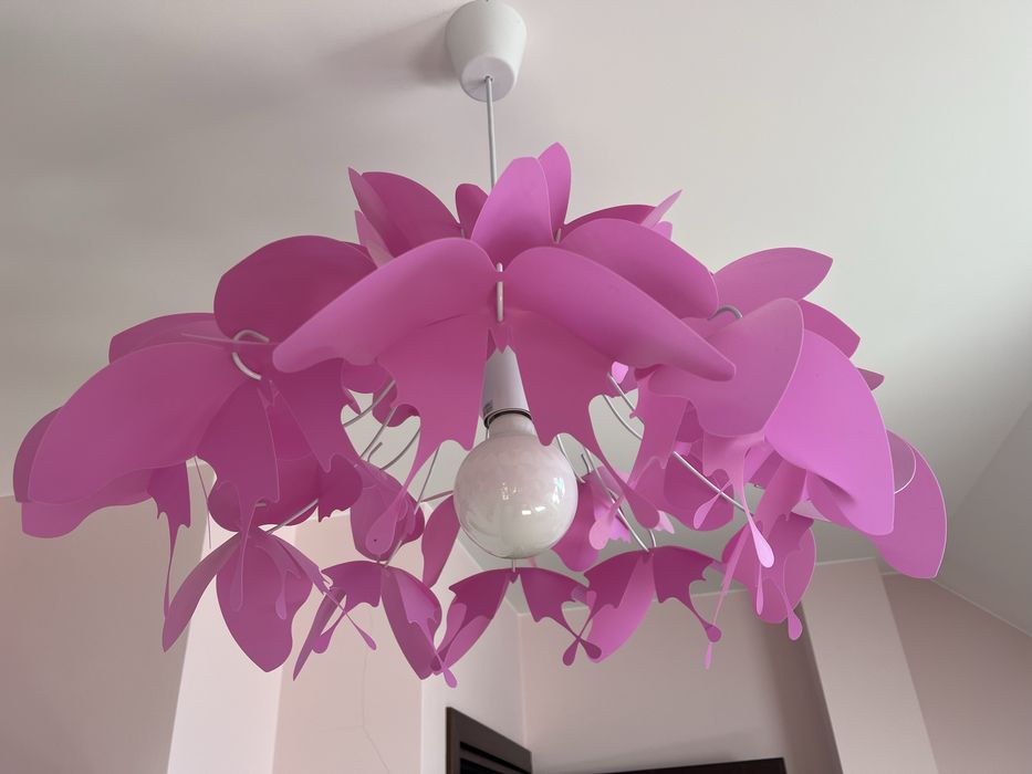 Żyrandol różowy motylki.