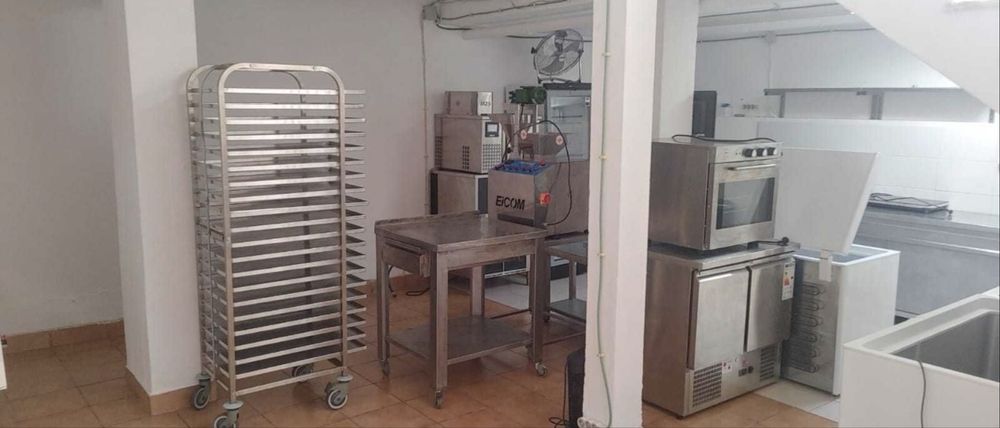 Trespasse de confeitaria, totalmente equipada e pronta a funcionar