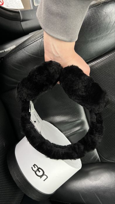 Чорні навушники ugg в наявності