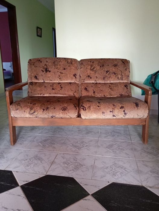 Consinto de sofá em madeira almofadas em tecido