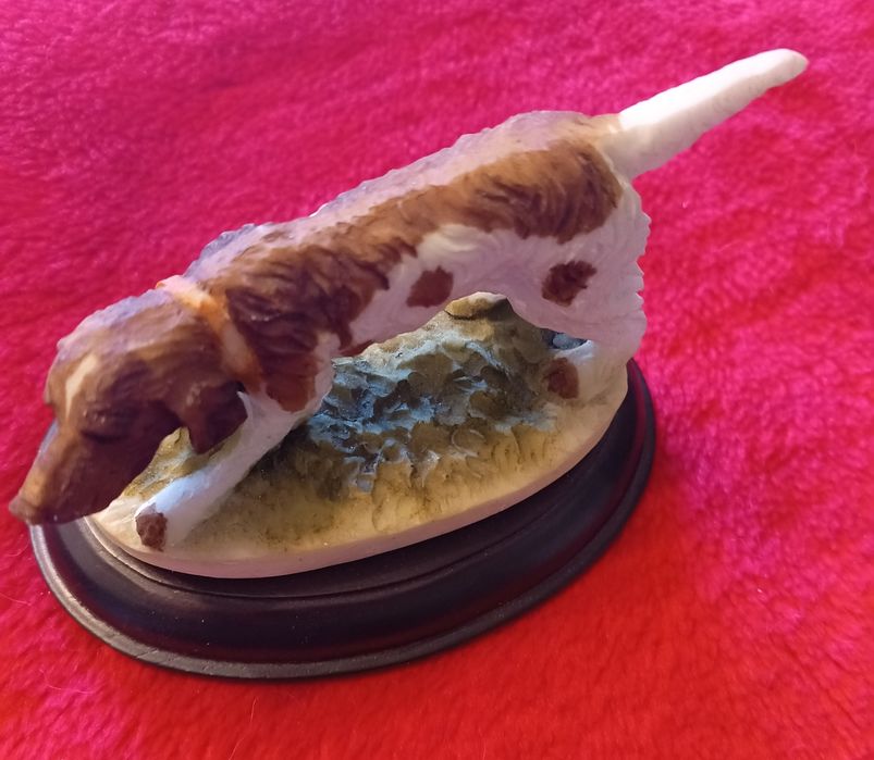 колекційна фігурка собаки, яка зображує ірландського сетера