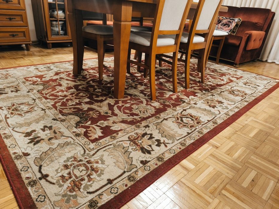 Elegancki komplet mebli do salonu – bordo, welur, stół, 8 krzeseł, komody i oświetlenie