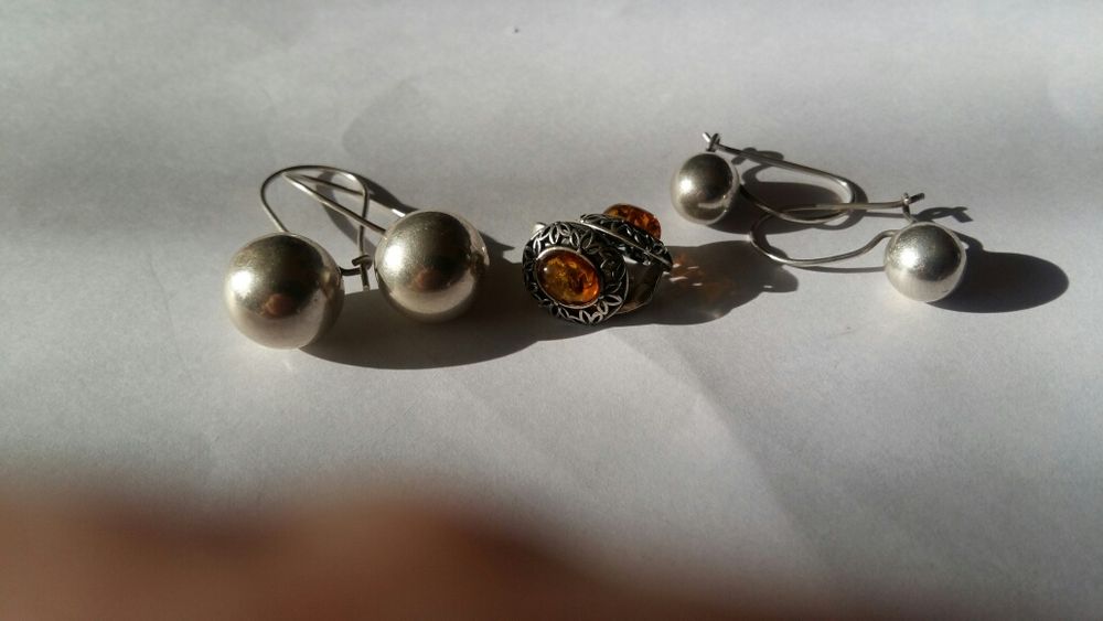 Srebrne stare kolczyki.