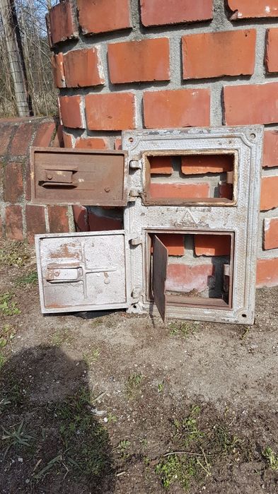 Metalowe drzwiczki do pieca