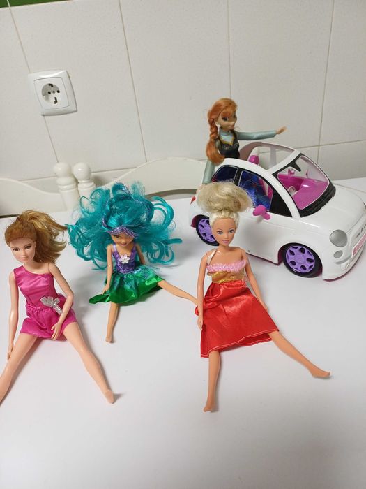 Carro Fiat 500 com 3 Barbies e a Ana do filme Frozen
