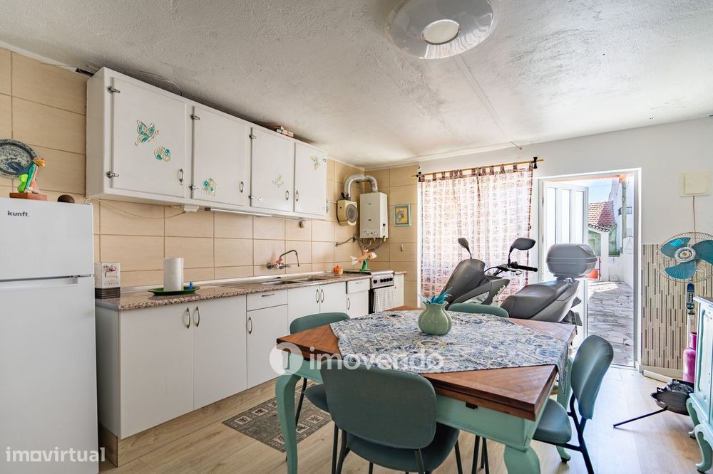 Moradia T4 mais Anexo T1, com jardim, na Caparica