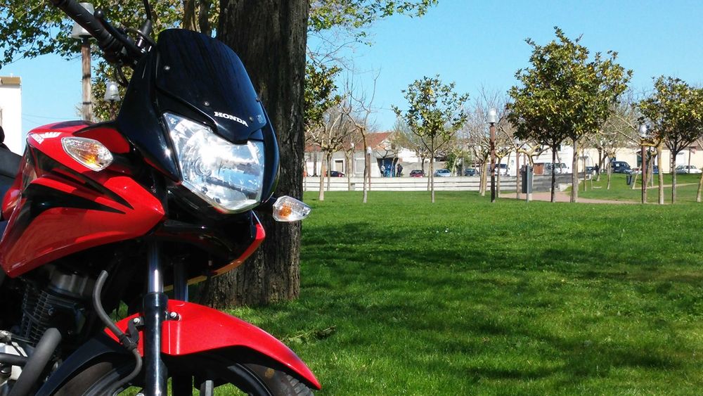Honda CBF 125 Vermelha com Top Case - 2,35 L/100km
