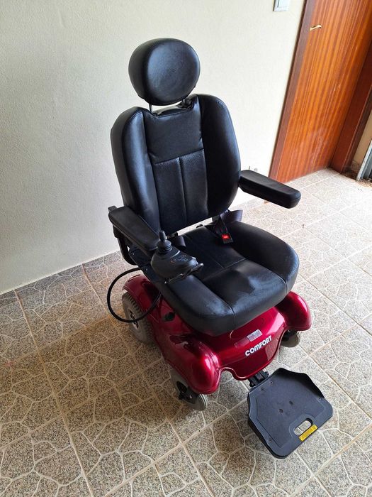 Cadeira de rodas elétrica em ótimo estado