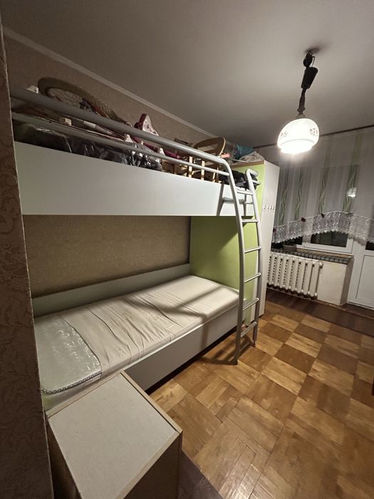 Здається затишна кімната в 3-кімнатній квартирі. Хороша локація!