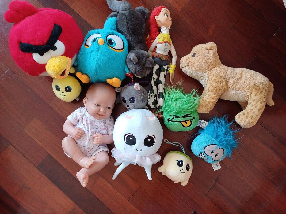 Peluches e bonecas