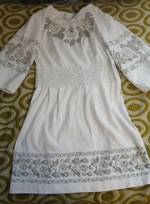 Вишите бісером жіноче плаття, вишите плаття.